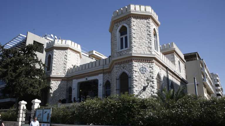 Τι είναι ο γοτθικός πύργος του 19ου αιώνα που βλέπουμε φωταγωγημένο στην παραλιακή του Φαλήρου [εικόνες]