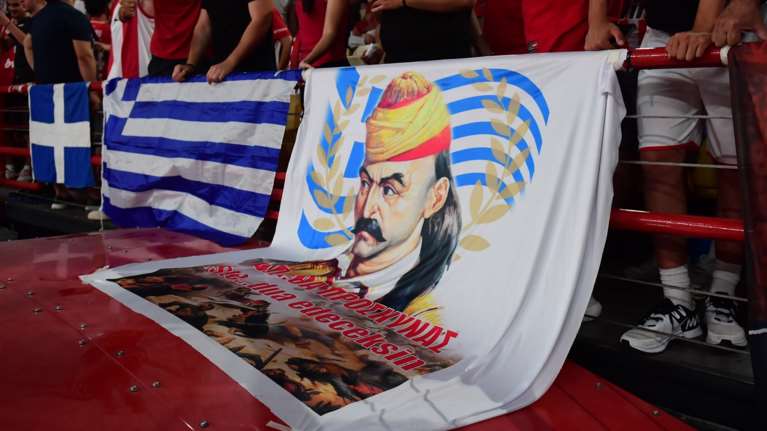 Ολυμπιακός - Παναθηναϊκός: Γέμισε με πορτρέτα του Κολοκοτρώνη το ΣΕΦ - Για να τσαντίσουν τον Αταμάν [εικόνες]