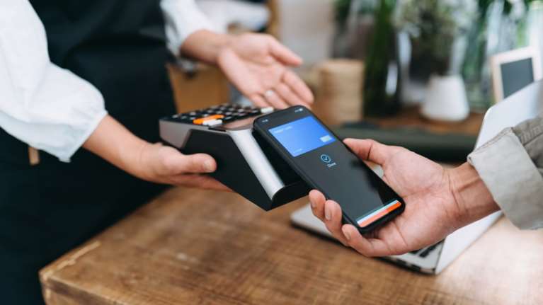 Φοροδιαφυγή με... ρόδες: Τριπλασιάζεται &quot;ξαφνικά&quot; ο τζίρος των ταξί με τη χρήση POS - Αύξηση και στην εστίαση