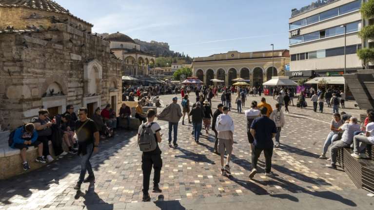 Πόσο θα αυξηθεί ο κατώτατος μισθός το 2026 - Ολα τα σενάρια