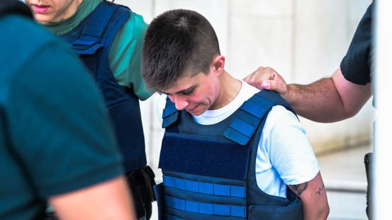 Με σκυμμένο το κεφάλι στην Ευελπίδων η Μουρτζούκου - "Δηλώνει αθώα", λέει ο δικηγόρος της [εικόνες - βίντεο]