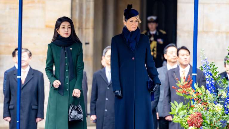 State visit στην Ολλανδία: Το απίθανο velvet royal blue της Μάξιμα και τα μονόχρωμα της πρώτης κυρίας της Ν. Κορέας