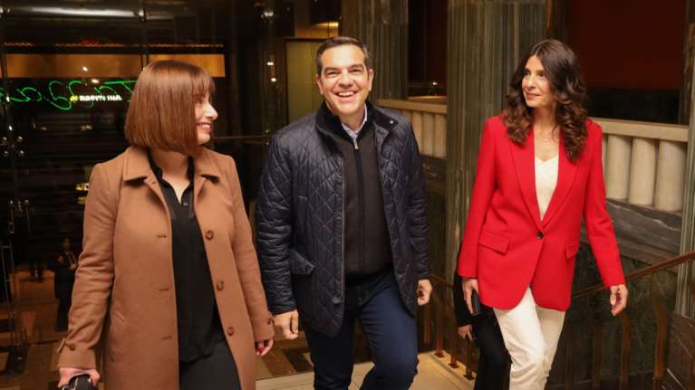 Σε συναυλία στο Παλλάς ο Τσίπρας με την Πόπη Τσαπανίδου και τη Ράνια Σβίγκου [εικόνες]