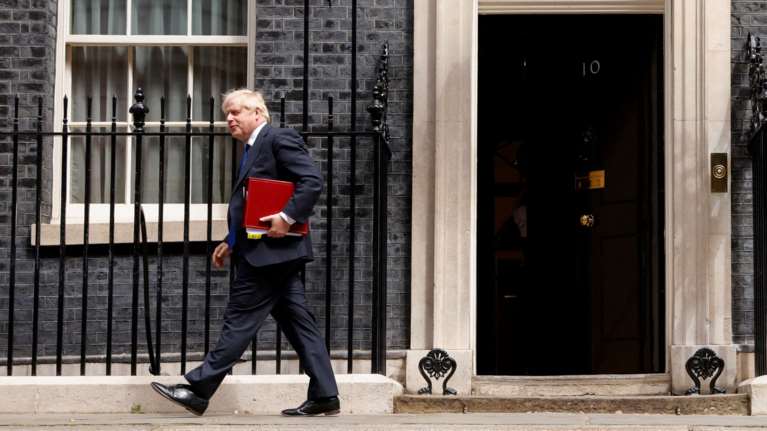 Πολιτική κρίση στη Βρετανία: Ο Τζόνσον δηλώνει ότι δεν παραιτείται και περνάει στην αντεπίθεση με... φοροαπαλλαγές