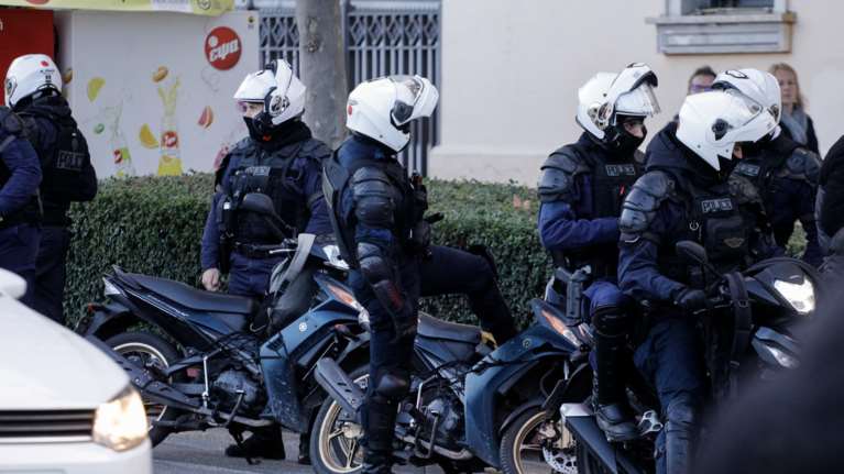 Συνελήφθη αστυνομικός που πυροβολούσε χωρίς λόγο στον Γέρακα κοντά σε καταυλισμό Ρομά