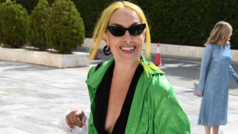 Η Τζώρτζια Κεφαλά απαντά: Το αν το ντεκολτέ ή τα κίτρινα μαλλιά προσθέτουν ή αφαιρούν σοβαρότητα το αφήνω στα υπέροχα μυαλά σας