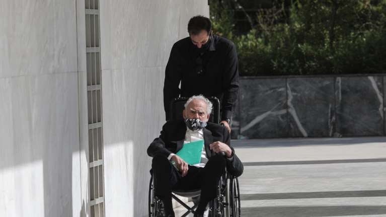 Φωτογραφίες: Με αναπηρικό καρεκλάκι ο Ακης Τσοχατζόπουλος στον Αρειο Πάγο