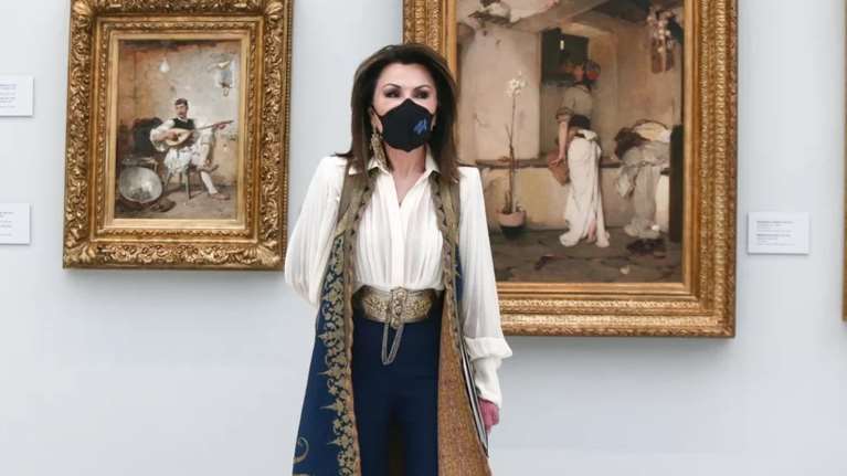 Γιάννα Αγγελοπούλου: &quot;Συνειδητά επιλέξαμε να συνδυάσω σύγχρονα και παραδοσιακά ενδύματα - Όχι για τη δημιουργία εντυπώσεων&quot;