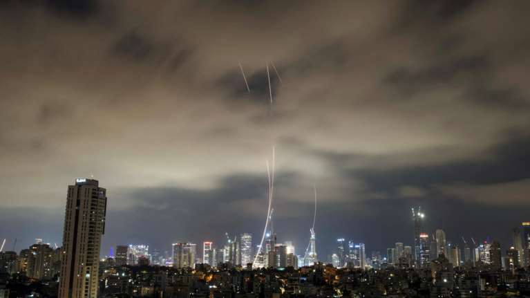 Ισχυρές εκρήξεις στο Τελ Αβίβ και την Ιερουσαλήμ μετά την εκτόξευση πυραύλων από το Ιράν