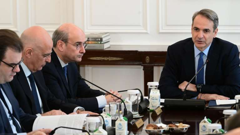 Ομολογία Μητσοτάκη στο υπουργικό: Οι αριθμοί ευημερούν, αλλά οι άνθρωποι τα βγάζουν δύσκολα πέρα