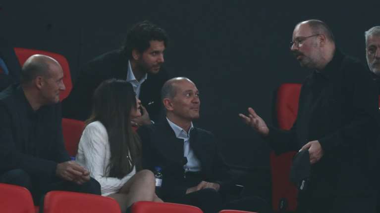 Οταν η Κίμπερλι Γκίλφοϊλ συνάντησε και μίλησε με τον "φίλαθλο" Γιώργο Λάνθιμο στο ΣΕΦ [εικόνες]