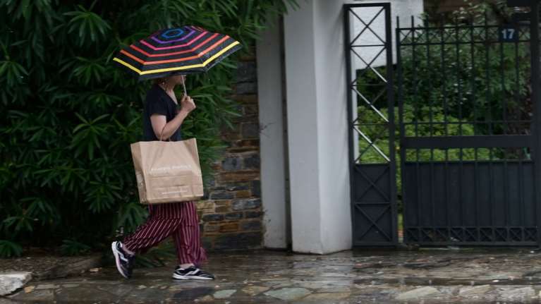 Καλοκαίρι σήμερα με 32 βαθμούς Κελσίου - Αλλαγή σκηνικού από το Σάββατο με βροχές και πτώση της θερμοκρασίας