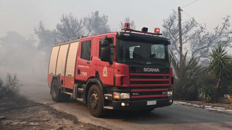 Κερατέα: Κάλεσαν για φωτιά πυροσβεστικά οχήματα και μετά τους επιτέθηκαν με πέτρες έξω από καταυλισμό - Τραυματίστηκε ο οδηγός
