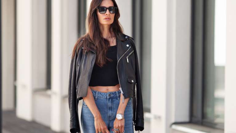 Γι' αυτό το τζιν μιλούν όλα τα stylish girls σε Instagram και TikTok