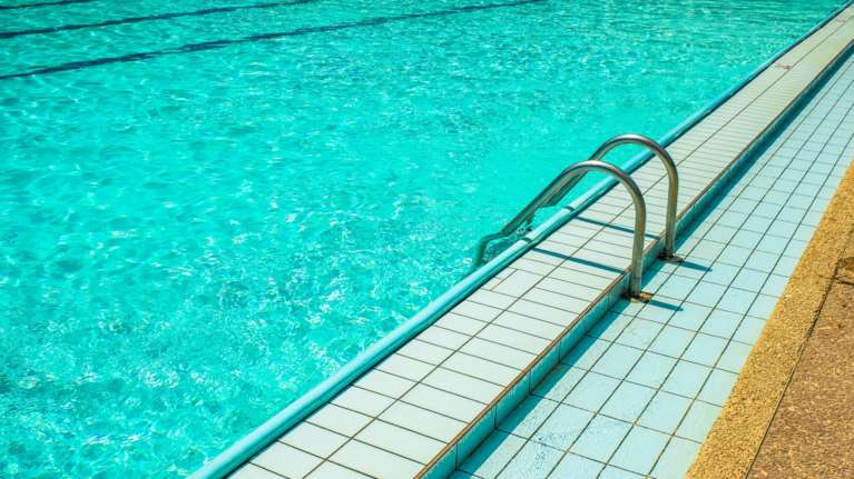 Χαλκιδική: "Δεν ξέρω αν υπήρχε επίβλεψη, δεν έχουν πει τίποτα απ'την κατασκήνωση" λέει ο πατέρας της 8χρονης που πνίγηκε σε πισίνα