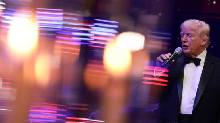 Τραμπ: Αποκαλύπτει γιατί έχει ανησυχητικές μελανιές στα χέρια του - Η ημερήσια λήψη ασπιρίνης και το μακιγιάζ