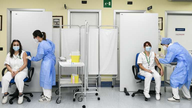 Ιταλία: &quot;Μέσα στο καλοκαίρι θα εμβολιαστούν όλοι&quot;, λέει η κυβέρνηση - 20.765 κρούσματα το τελευταίο 24ωρο