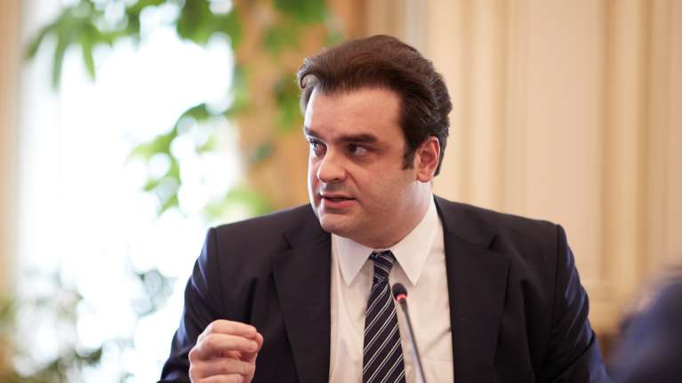 Ερχονται μεγάλες μειώσεις φόρων: Ο Πιερρακάκης παρέλαβε από Χατζηδάκη &quot;πλεόνασμα μαμούθ&quot;