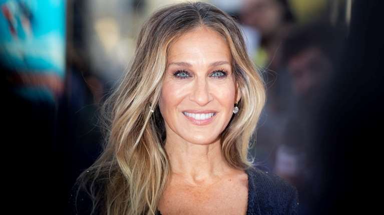 Σάρα Τζέσικα Πάρκερ: Ο υπέροχα αλλόκοτος τρόπος που συνδύασε την embellished ψηλόμεση φούστα της με puffer coat