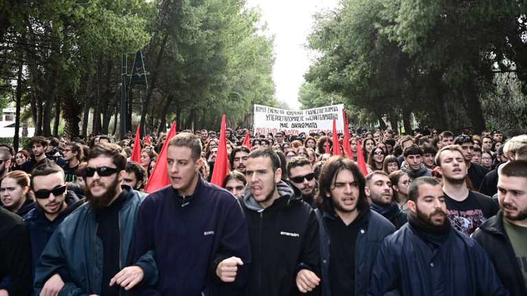 Πανεκπαιδευτικό συλλαλητήριο στα Προπύλαια κατά των μη κρατικών πανεπιστημίων