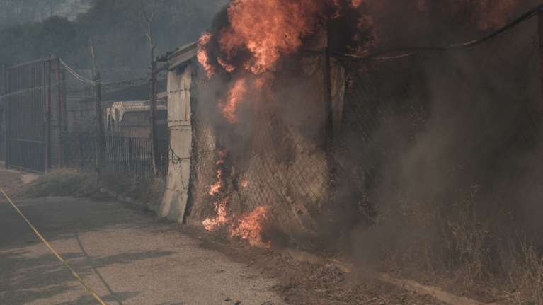 Φωτιά στην Κερατέα: Εικόνες σοκ από καμένα σπίτια - Εκκενώθηκαν 6 οικισμοί και ένα οικοτροφείο [Εικόνες-Βίντεο]