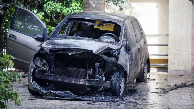 Κρήτη: Τουρίστας πυρπόλησε το αυτοκίνητο που είχε νοικιάσει και έφυγε