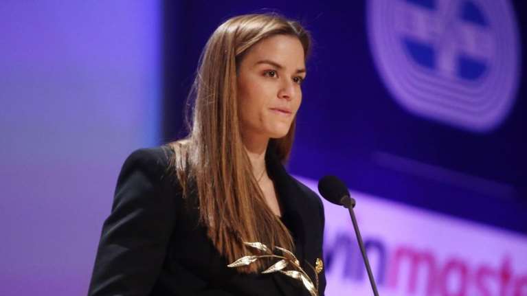 Μαρία Σάκκαρη: Κομψή με μαύρο σταυρωτό blazer με χρυσά κουμπιά και παντελόνι καμπάνα