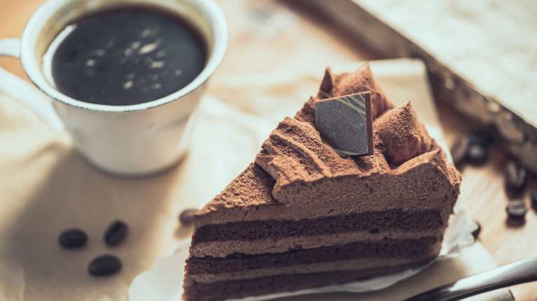 Πετρετζίκης: Συνταγή για σοκολατένιο κέικ με μόνο 3 υλικά - Ιδανικό συνοδευτικό για τον καφέ
