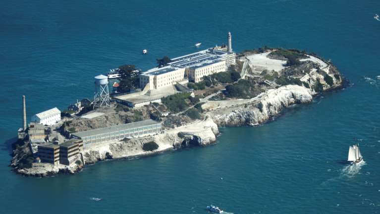 Ο Τραμπ ανοίγει ξανά τη διαβόητη φυλακή του Αλκατράζ για τους βίαιους εγκληματίες - Είχε κλείσει το 1963 λόγω κόστους