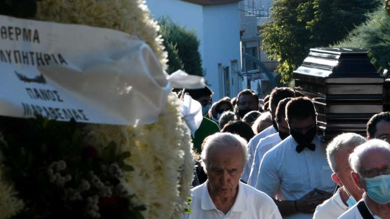 Κηδεία Γιάννη Πουλόπουλου: Σε κλίμα οδύνης το τελευταίο αντίο στον μεγάλο ερμηνευτή [Εικόνες]
