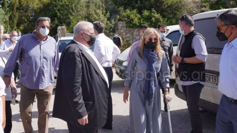 Με πατερίτσα η Μαρέβα στο μνημόσυνο του Κωνσταντίνου Μητσοτάκη – Τι συνέβη [εικόνα, βίντεο]