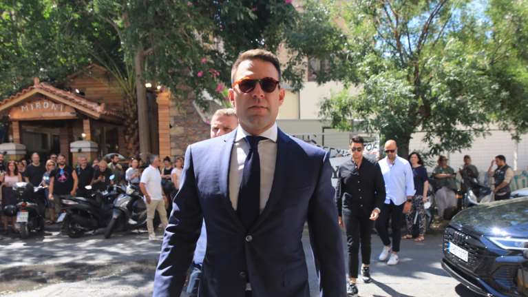 Στα Τρίκαλα ο Στέφανος Κασσελάκης - Προσκεκλημένος σε γάμο φιλικού ζευγαριού