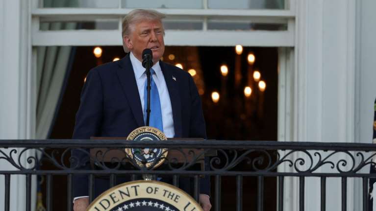 Τραβάει το σχοινί ο Τραμπ: Απαγορεύει τη βίζα ξένων φοιτητών για το Χάρβαρντ - Μπαίνει στο στόχαστρο και το Κολούμπια