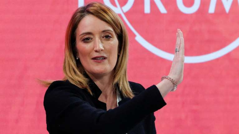 Εκλεκτά κρασιά, αυγά ποσέ και σουίτα: Το &quot;βακχικό&quot; συμπόσιο της προέδρου της Ευρωβουλής στη Βουργουνδία