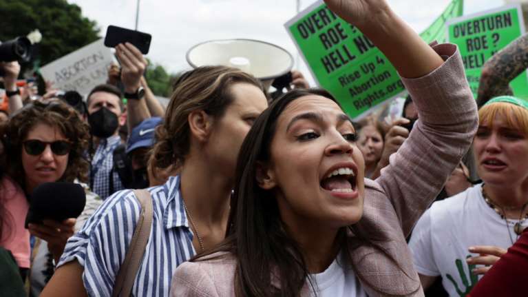 Η Αλεξάντρια Οκάζιο-Κορτές αποκάλυψε τον βιασμό της σε ηλικία 20 ετών: Τουλάχιστον είχα την επιλογή της άμβλωσης...