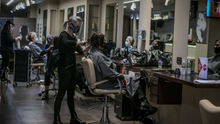 Τέλος η μάσκα μετά το Πάσχα σε σούπερ μάρκετ και κομμωτήρια - Το σχέδιο μέχρι την πλήρη άρση των μέτρων