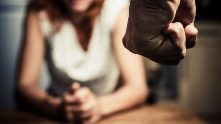 Βόλος: 40χρονος επιτέθηκε στη σύζυγό του μπροστά στα παιδιά τους στο οικογενειακό τραπέζι