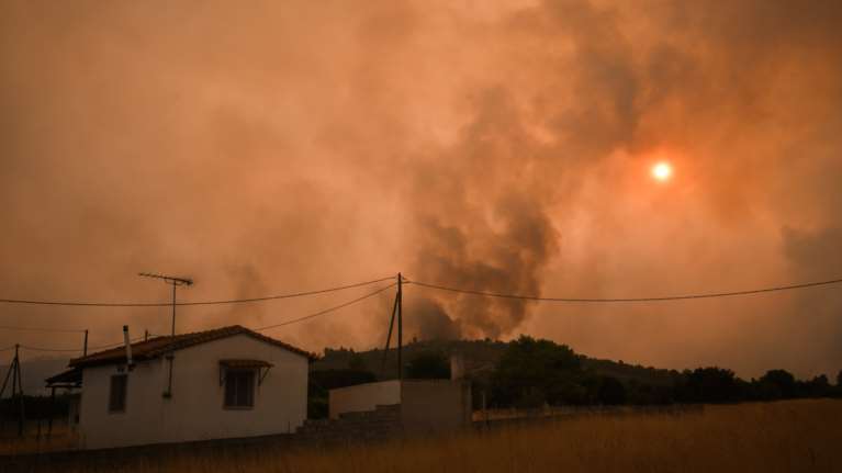 Φωτιά στα Βίλια: Οι φλόγες κινούνται πλέον προς τα Μέγαρα- 20 χιλιόμετρα είναι το μέτωπο [Εικόνες]