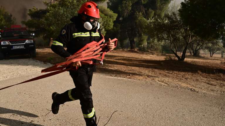 Φωτιά στα Καλύβια Θορικού: Δύο μέτωπα από τους κεραυνούς - Υπό έλεγχο οι εστίες στην Εύβοια