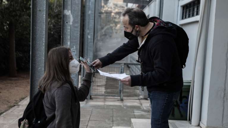 Απίστευτο: Γονείς αρνούνται να κάνουν τα παιδιά τους self test στο Ρέθυμνο - Μηνύουν τον διευθυντή επειδή δεν πηγαίνουν στο σχολείο