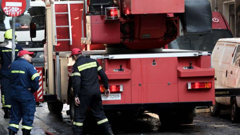 Φωτιά σε διαμέρισμα στους Αμπελόκηπους - Απεγκλωβίστηκε ηλικιωμένη με εγκαύματα