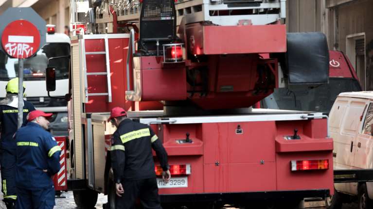 Φωτιά σε υπόγειο κτιρίου στη Φυλή: Επιτόπου ισχυρή δύναμη της Πυροσβεστικής
