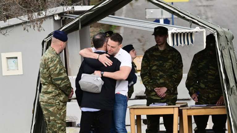 Ασκήσεις βηματισμού για την παρέλαση της 25ης Μαρτίου κάνει ο Κασσελάκης