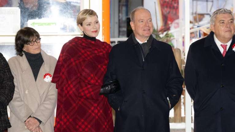 Christmas ready η πριγκίπισσα Σαρλίν: Η εμφάνιση με ντραπέ παλτό Burberry στη φωταγώγηση της Place du Casino