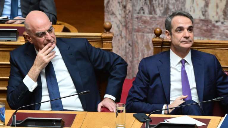 Αναταράξεις από την απουσία Δένδια και τη δήλωση για τον Αγνωστο Στρατιώτη - Το μήνυμα Μητσοτάκη στους &quot;νοικοκυραίους&quot;