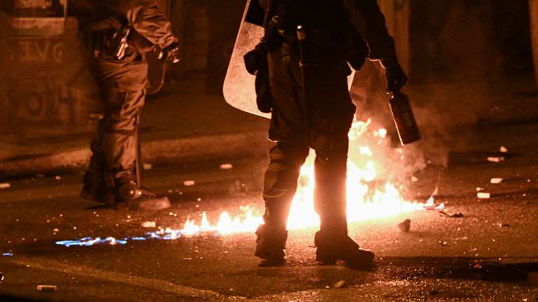 Θεσσαλονίκη: Κουκουλοφόροι πέταξαν μολότοφ και πέτρες κατά αστυνομικών έξω από το ΑΠΘ - Έξι προσαγωγές