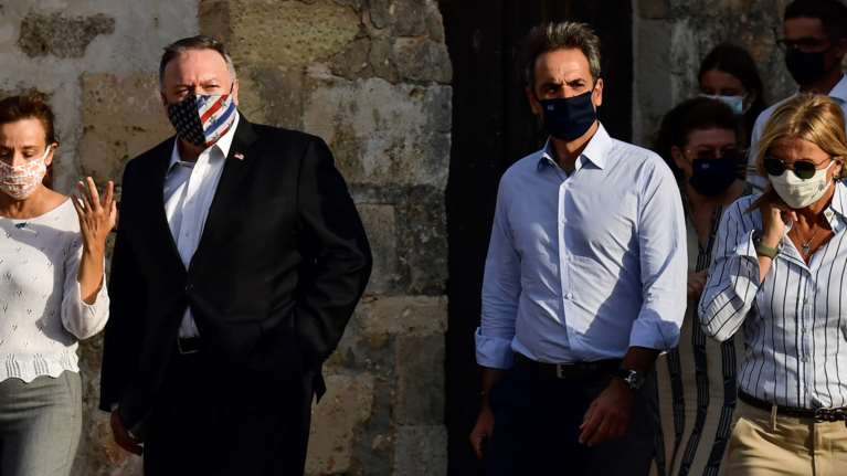 Καρέ - καρέ η ξενάγηση Κυριάκου και Μαρέβας Μητσοτάκη στο ζεύγος Πομπέο που ενθουσιάστηκε στην αρχαία Άπτερα  [Εικόνες]