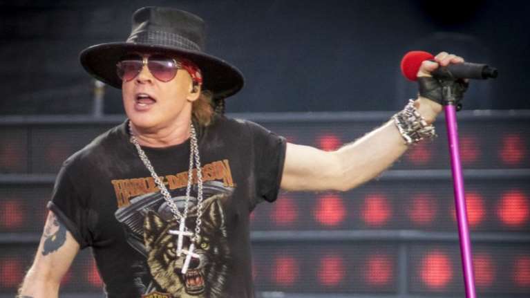 Διαδικτυακός καυγάς του Axl Rose με τον υπουργό Οικονομικών των ΗΠΑ: Τον αποκάλεσε μ@λ@κ@!