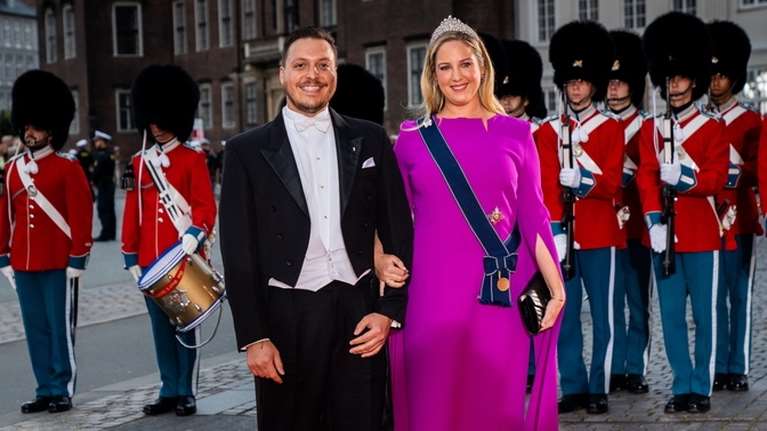 Πριγκιπικός γάμος στις Σπέτσες: Η ηθοποιός κόρη του Γλύξμπουργκ και ο χλιδάτος καλοκαιρινός γάμος