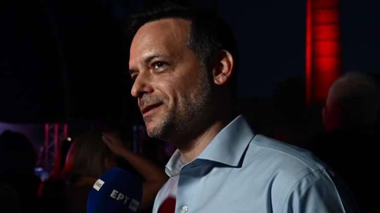 &quot;Πηγαδάκι&quot; Χάρη Δούκα με Πάνο Βλάχο - Η φωτό τους από τα παρασκήνια της αντιπολεμικής συναυλίας στην Τεχνόπολη